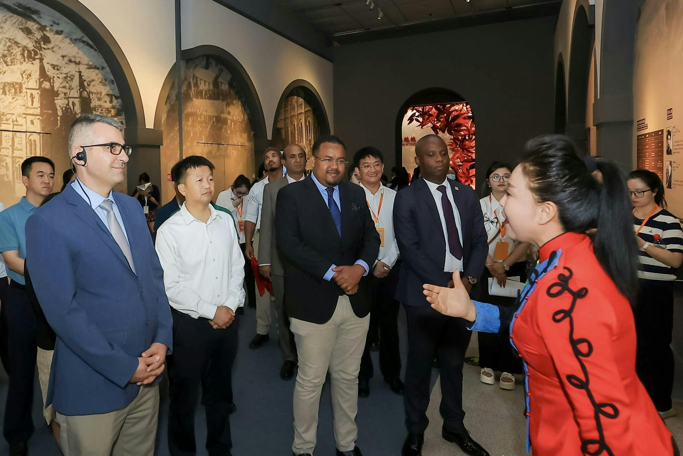 Diplomats enjoy Chinese folk songs in Yulin, Shaanxi Province